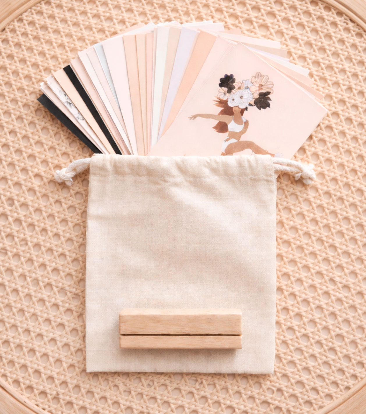 CO ZAWIERA ZESTAW KART AFIRMACYJNYCH HAPPYHYPE